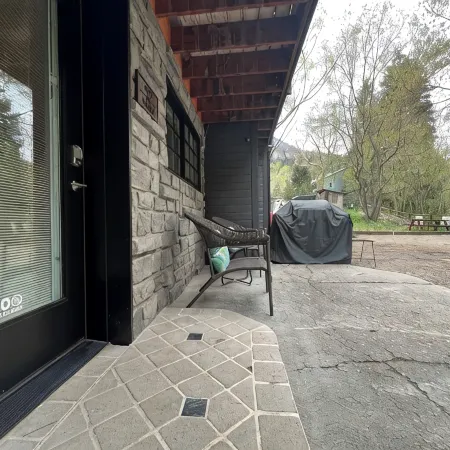 Cozy & Modern Retreat. Newly Renovated. Walk to Everything.