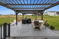 Elegant + Modern Home + Patio - WiFi