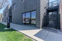 Modern Deluxe Studio Suite in lovely Oak Park! - Condos