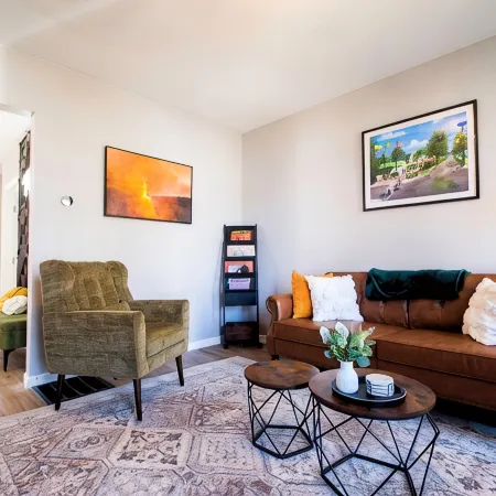 Tipp Hill Home, near local eateries and pubs, walkable, near SU and Hospitals