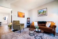 Tipp Hill Home, near local eateries and pubs, walkable, near SU and Hospitals - บังกะโล