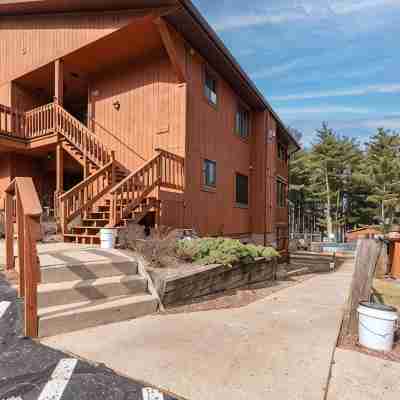 Poolside Villa on Lake Delton Hotel Exterior