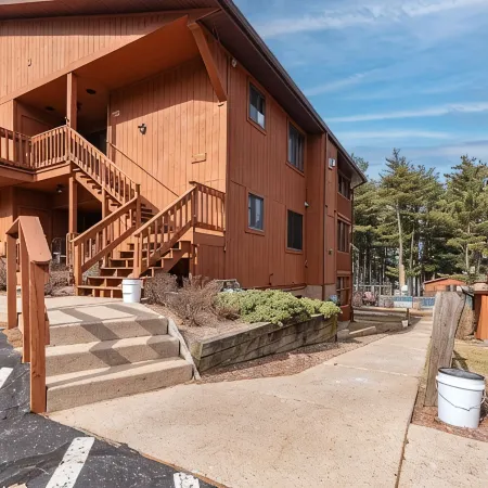 Poolside Villa on Lake Delton