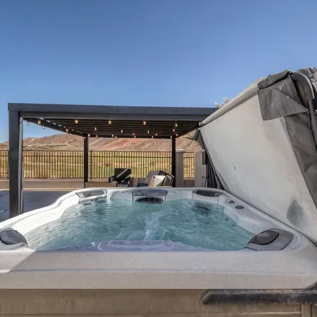 Luxury 6 Bed Heated Private Pool, Hot Tub, Game Room, near Zions on Golf Course