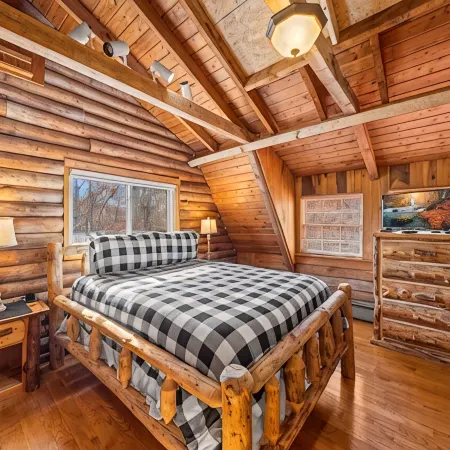 Log Cabin, Utk/Neyland, Smokies, 16Acres, FP, HotTub, Sauna, Fishing, Golf, Pets