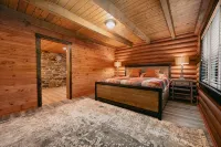 Luxury,Log Cabin 65AC. of Private Forest, Trails,Sauna,Hot-Tub. Baughman Park. - Alphydda