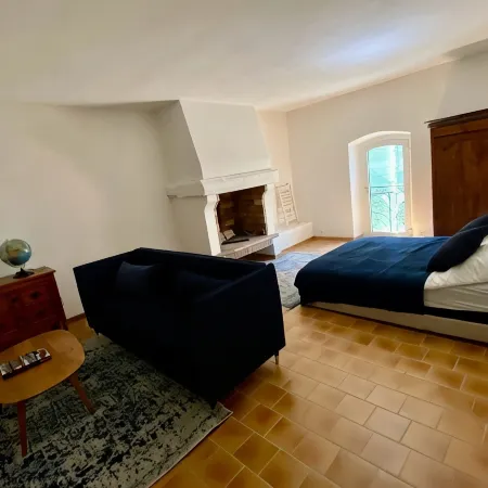 Mas Provençale Entouré de Pommiers, Piscine et Terrain de Tennis