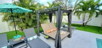 POSHPADZ - Banyan Villa - Close to Jupiter Beach - Private Pool & Tiki Sleeps 8 - 3-Star