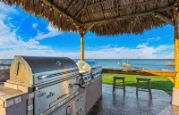 Paradise HomeSpacious 5-Bedroom House Sleeping 14,Heated Pool in Lovely Bacliff - Homestays