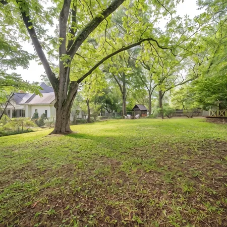 5 Miles to Callaway Gardens and walking distance to shops and restaurants.
