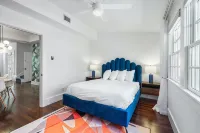 Jula Place-Walk downtown from old Florida glam! - 4-Star