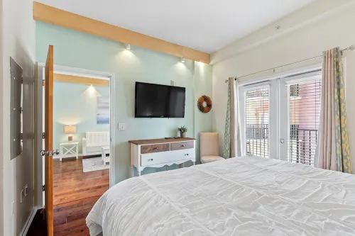 European Village Beach Retreat, minutes from the beach and local attractions! - balcony
