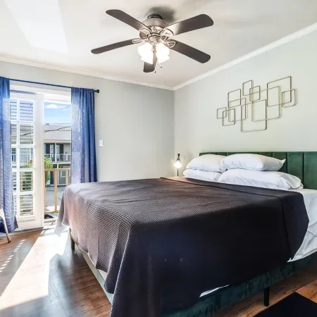 LALALAND -2 master suites, king bed, comfort & location “No chores” at checkout