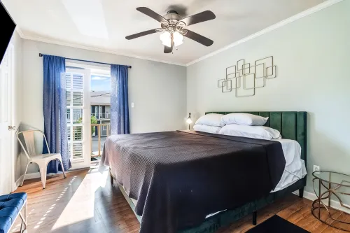 LALALAND -2 master suites, king bed,  comfort & location “No chores” at checkout - balcony