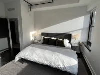 Premier penthouse  w Private Rooftop near Memorial Stadium & Pinnacle Arena! - 4-Sterne