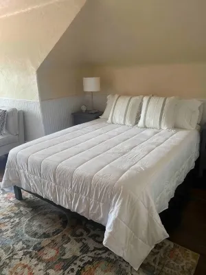 Private Top Floor in Historic Home - Апартаменты
