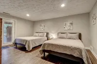 Tranquil Retreat w/ Hot Tub, Large Patio, 2 living rooms - Parvekkeita
