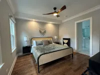 Space&style New rehab, first flr + bsmt of duplex, driveway prkng, walk to train - 3 stjerner