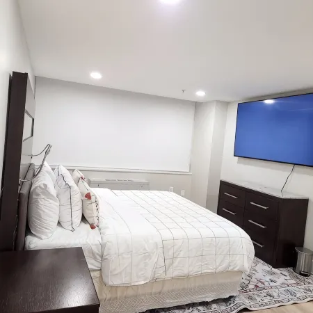 Charming Penthouse of 2-bedroom apartment in Towson with AC, fitness room, WiFi