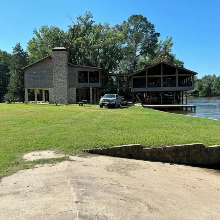 House/Boat house on the river! Boat lift and boat ramp, sun deck, ice machine