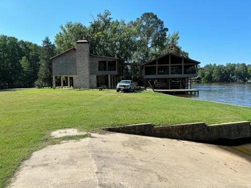 House/Boat house on the river!  Boat lift and boat ramp, sun deck, ice machine - Homestays
