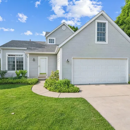 Minutes to ND-Sleeps 10+, Family+Pet-Friendly, Early Check-In, Big Yard & Clean! Hotels in Harris Township