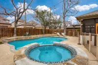 Panther City Paradise ~ Resort Pool & Spa! Close to Everything FW Offers! - Private Pool