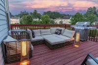 Cozy 4-Bedroom Raleigh Retreat. Home Theater. Furnished Deck. 15 Min to Downtown - บังกะโล