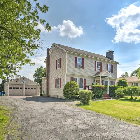 Stylish Suburban Home w/ Pool! 10 Mi to Royal Mtn