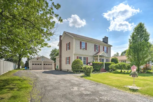 Stylish Suburban Home w/ Pool! 10 Mi to Royal Mtn - parking
