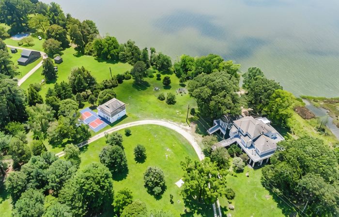 Water front Oasis with pickle-ball court and hot tub