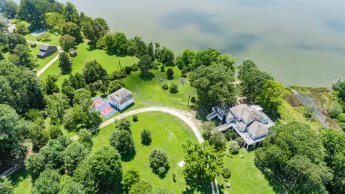Water front Oasis with pickle-ball court and hot tub - 4 étoiles