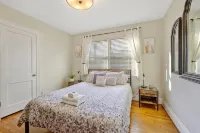 Center Street Retreat - One Block from Downtown Apex - Wifi