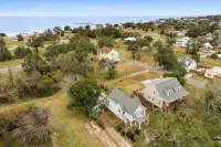 Beach Villa with Private Pool - Walk to beach and Island View Casino - 4-Star