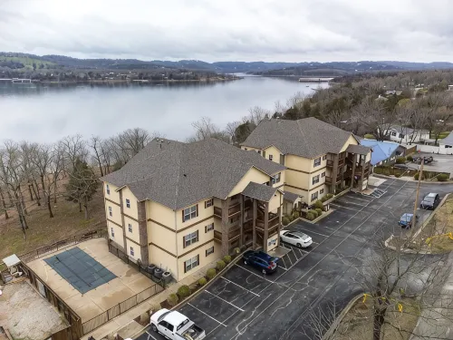 Luxury Lakefront ,1750 sq. ft, 3/2 One Level Condo with NO steps close to ~SDC~ - 3 estrellas