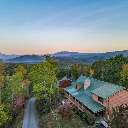 WHEELCHAIR ACCESSIBLE, 4 King Suites, Close to Pigeon Forge, WOW Views!