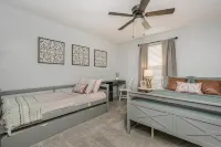 Emery’s Place GAME ROOM, 4BD 2BR near Palo Duro Canyon - 4-Star