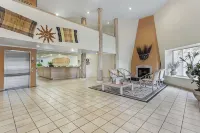 Comfort Suites - 2-Star