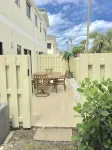 : Sandy Feet Retreat: Walk to the Beach! : - piscina