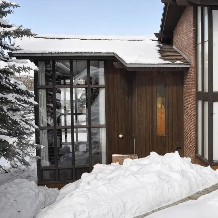 3 Min Walk to Ski Access! 2 Story Chalet Original to Mountain!
