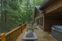 2 Mins to Skiing at Hatley Pointe! Hot Tub+FirePit, Fireplace, Pet Friendly! - Pools