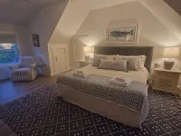 Chappaquiddick retreat-outdoor shower, hot-tub, decks, central AC-close to beach - 3 estrellas