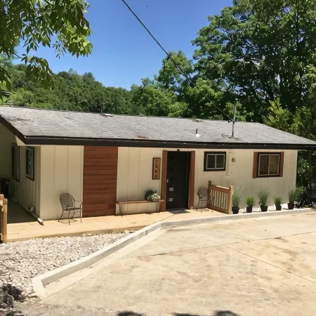 Osage Beach Lakefront Home. Lg. Dock, Patio, and a 5 Min Walk to Backwater Jacks