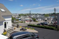 Cape Cod Harbor House Inn - Motels