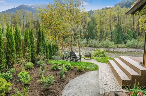 Riverfront A-Frame w/ Hot Tub • Near Stevens Pass • Pet-Friendly Retreat - 홈스테이