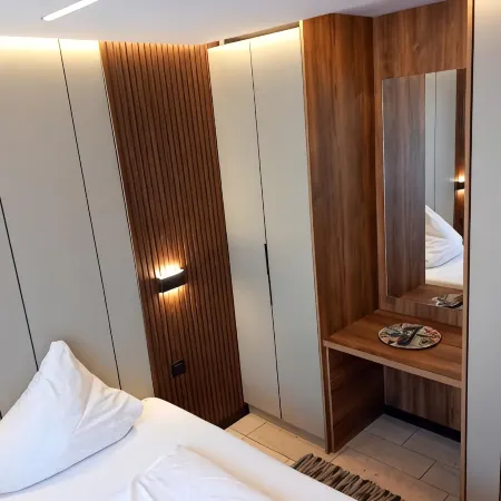 Room-single Room Without Balcony