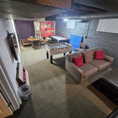 Beautiful Spacious Home - Near Charles Schwab Field- CWS, CHI Arena, Downtown