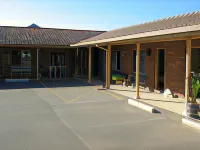 Highway Inn Motel - parking