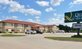 Quality Inn & Suites Grinnell Near University