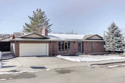 Central Cedar City Apartment Walk to Suu!